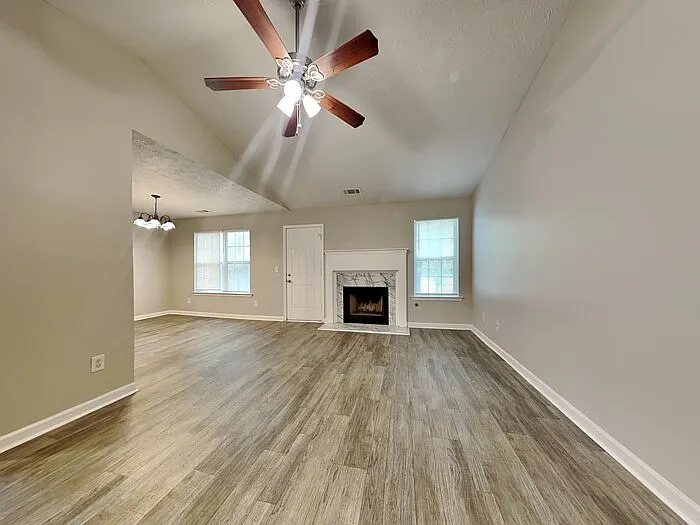504 Edgewater Way — Photo 2