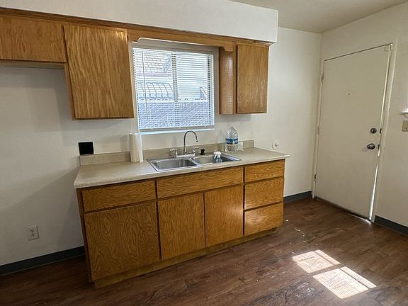 5th image of 940-942 E Tulare Ave
