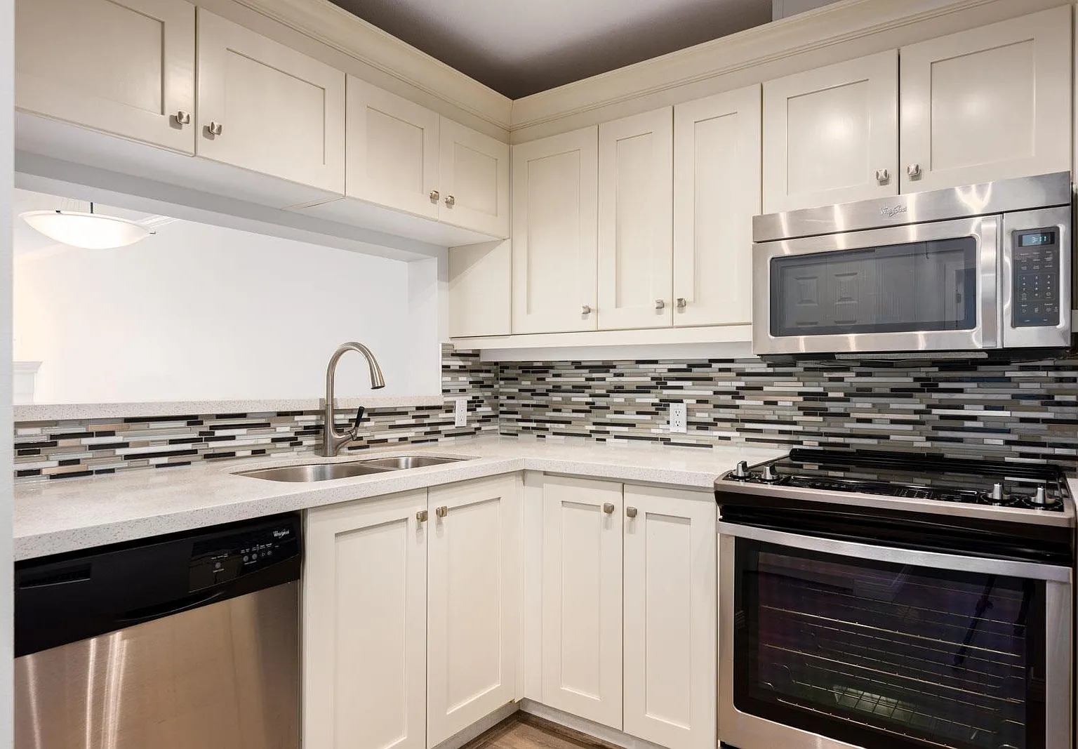 1 bed, 717 sqft, $2,400 — Photo 2