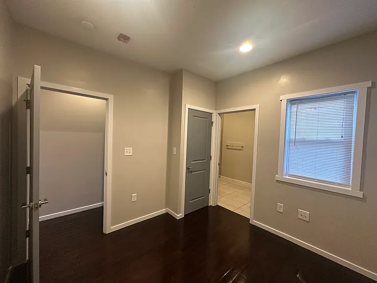 811 N Franklin St #302 — Photo 7