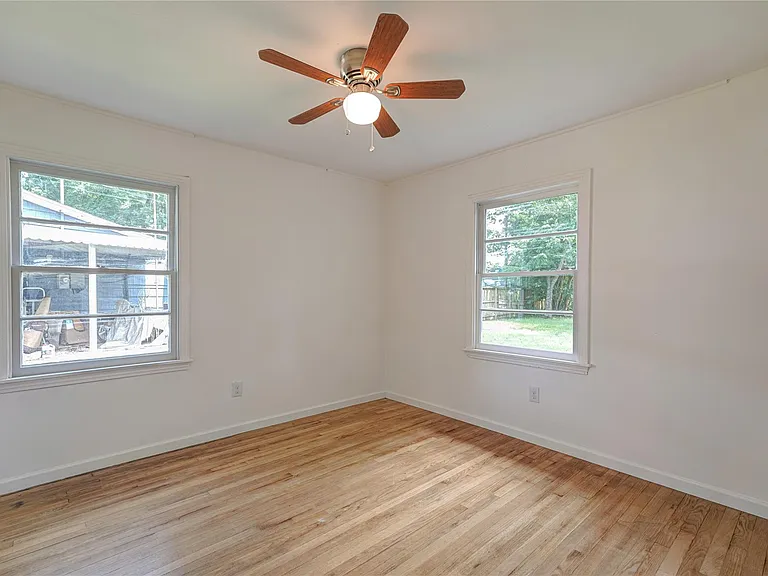 1319 Elm St — Photo 37