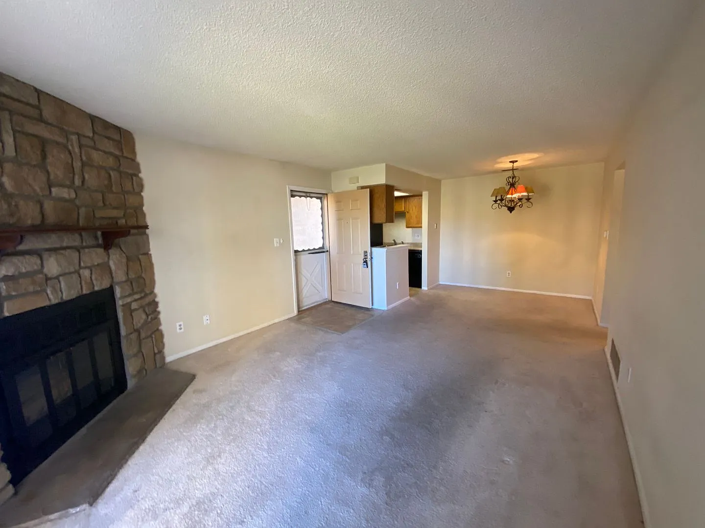 Inviting 2-bedroom, 2-bathroom condo — Photo 3