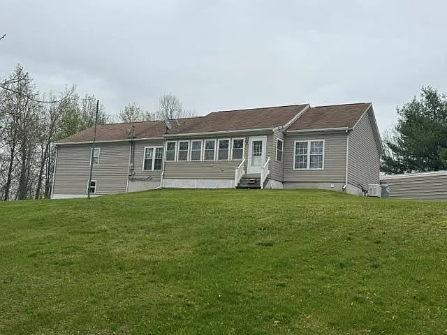 3 bed, 2.0 bath, 1664 sqft, $2,300 — Photo 2
