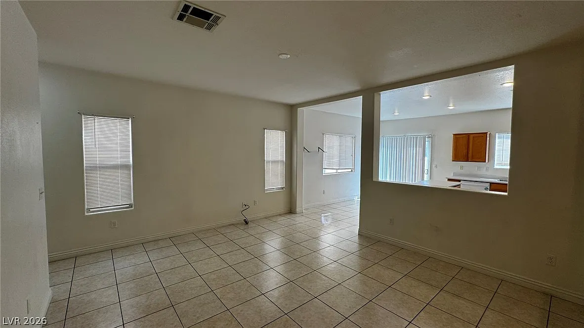 3 bed, 2.0 bath, 1312 sqft, $1,998 — Photo 2