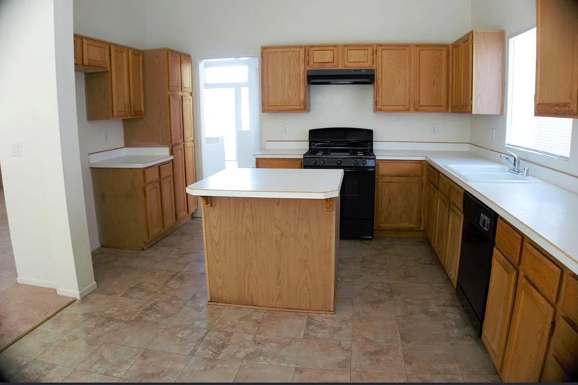 4 bed, 1922 sqft, $2,500 — Photo 4