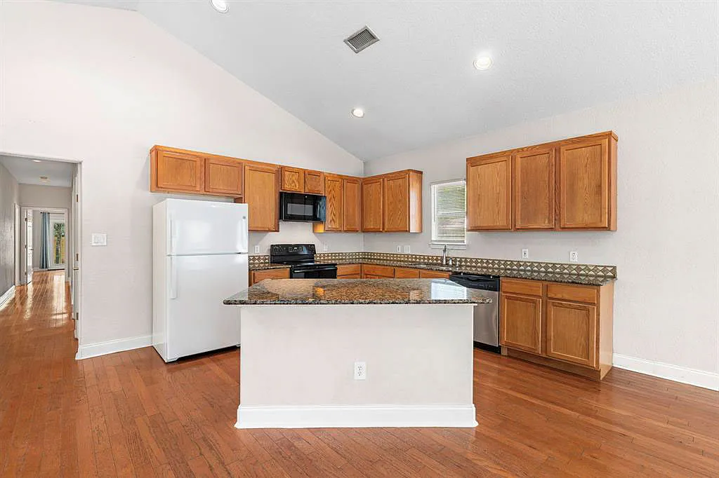Building Photo - 716 W 35th St #1
