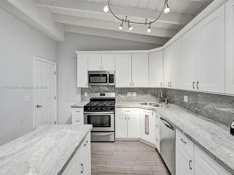 2500 NE 19th St — Photo 23
