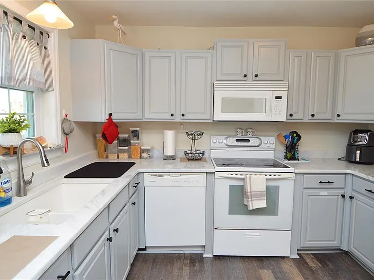 121 Seahorse Dr SE #C — Photo 10