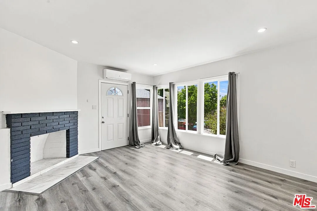 2 bed, 1.0 bath, 875 sqft, $2,695 — Photo 2