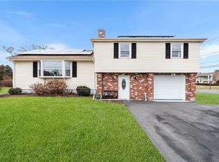 3 Roosevelt Dr, Bristol, RI 02809