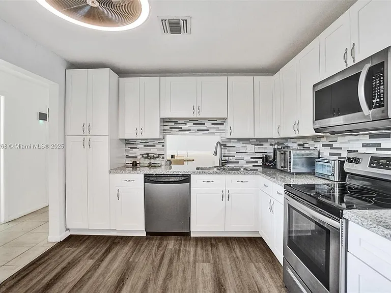 1233 Hampton Blvd — Photo 3