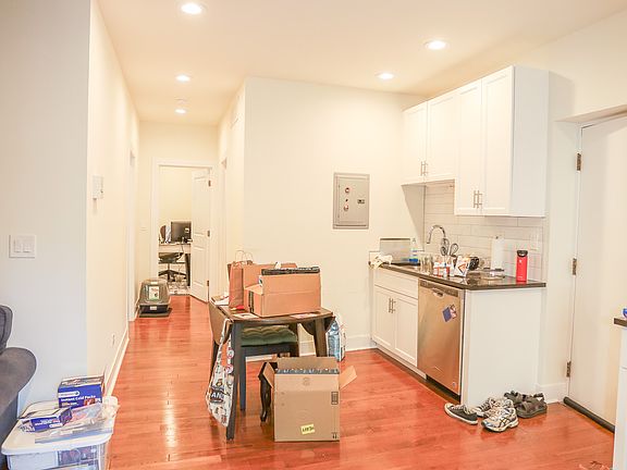 3rd image of 652 W Roscoe St APT 104