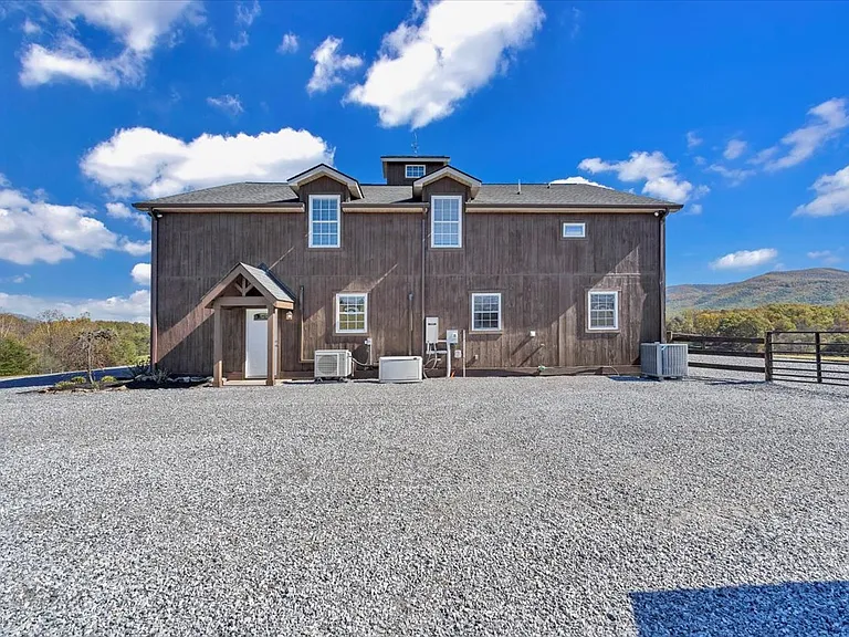 1180 Longfield Rd — Photo 2