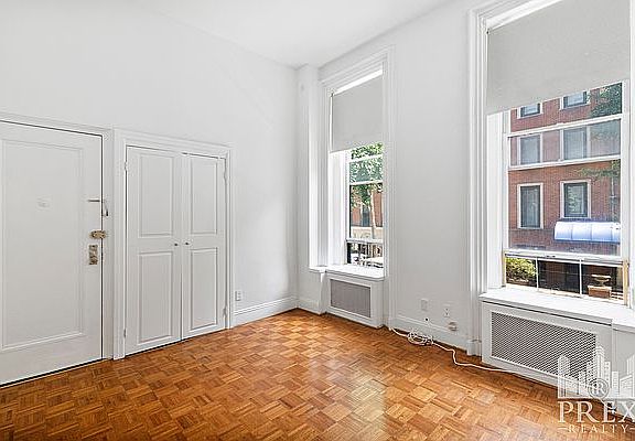 2nd image of 32 Beekman Pl APT 4