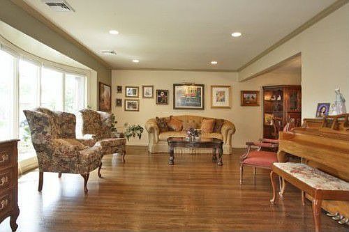 3rd image of 56 Parkway Dr