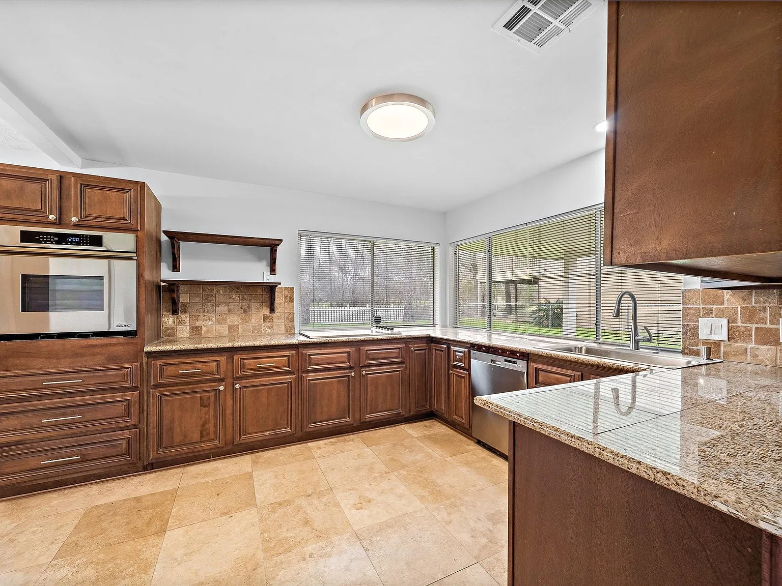 4 bed, 3.0 bath, 2992 sqft, $2,600 — Photo 3