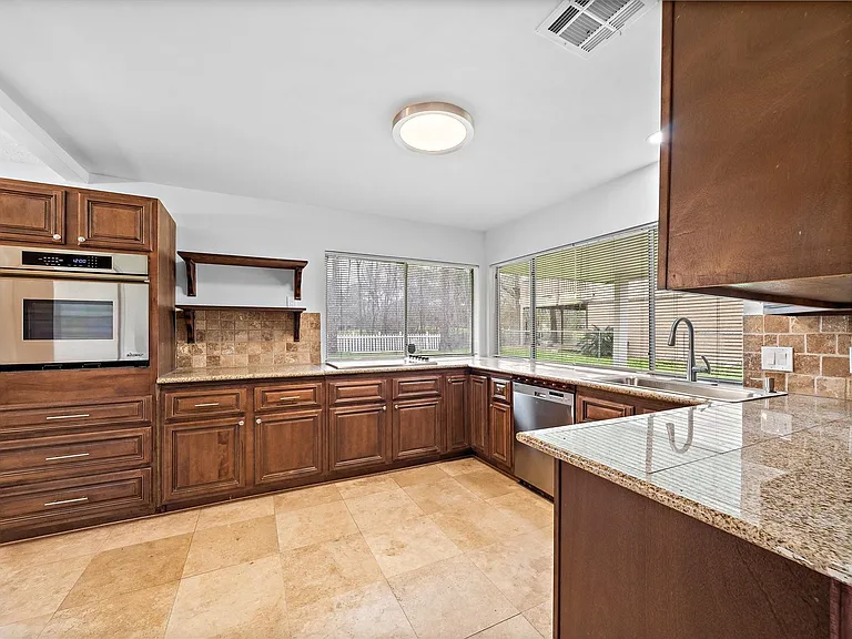 7810 Antoine Dr — Photo 3