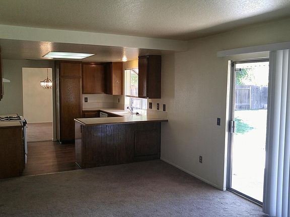 4th image of 12561 Willow Tree Ave