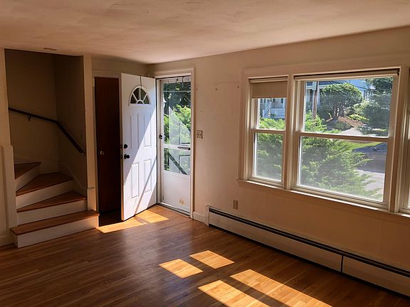 Living Room 13' x 16', newer windows