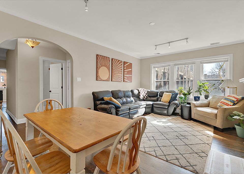 1st image of 654 W Wellington Ave #2