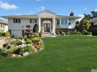 251 Robby Ln, New Hyde Park, NY 11040