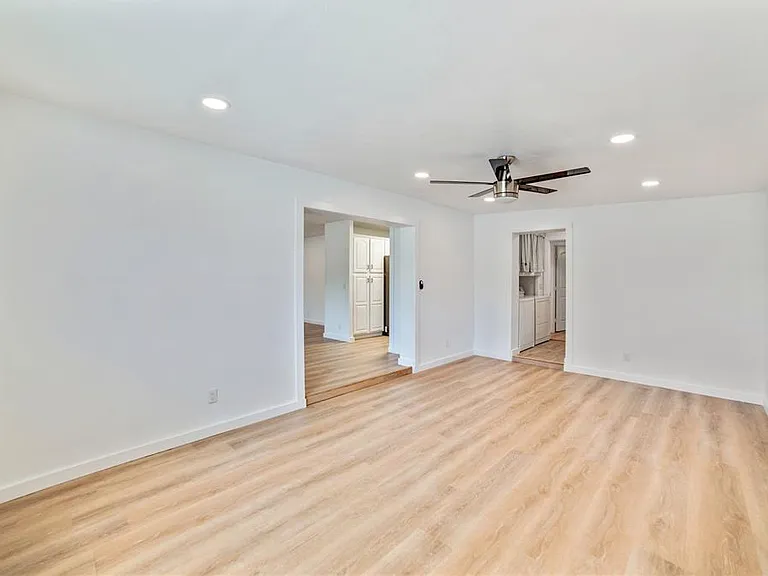 4413 W Rogers Ave — Photo 13