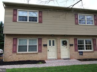 6 Meadow View Dr, Leola, PA 17540