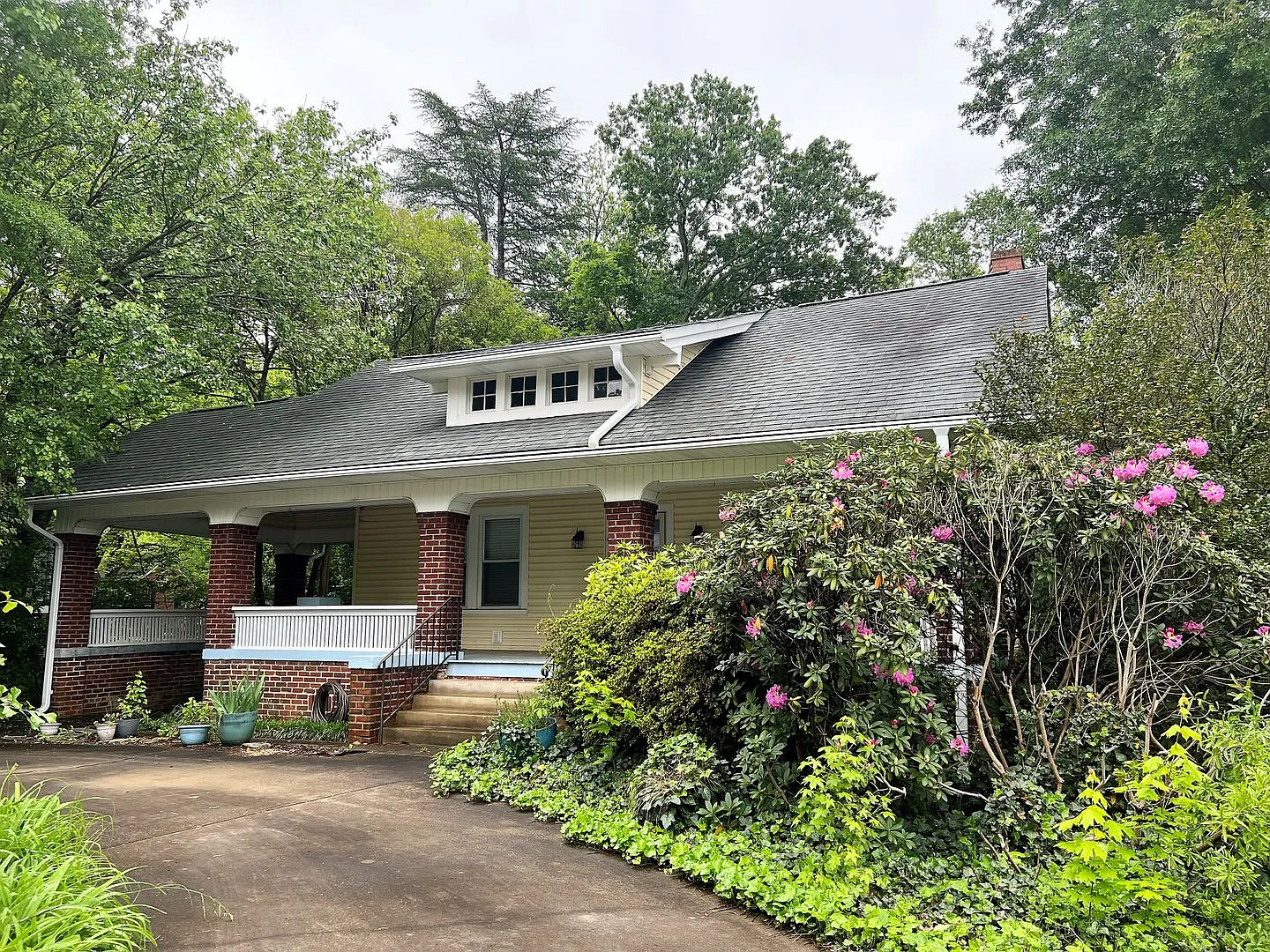 Large 3 bedroom 1 bath historic home with large lawn — Photo 2