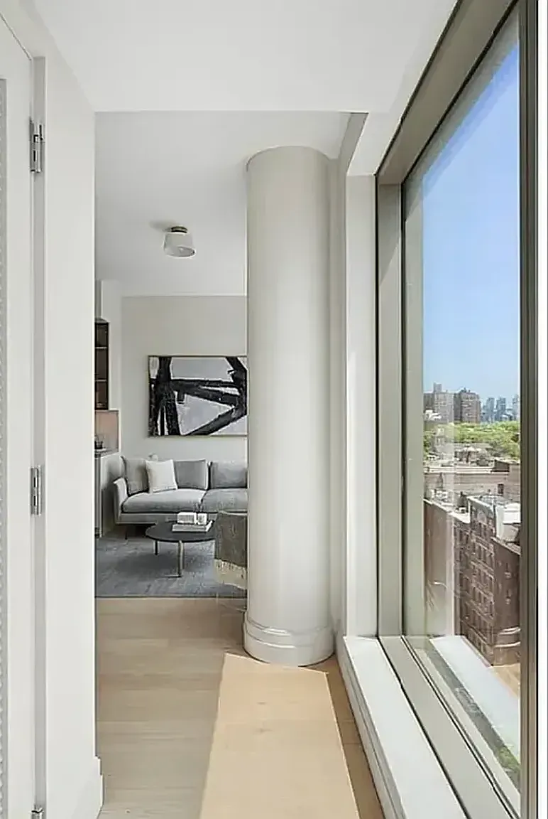 222 East Broadway — Photo 4