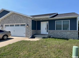 1205 Hawthorn Ct, Chatham, IL 62629