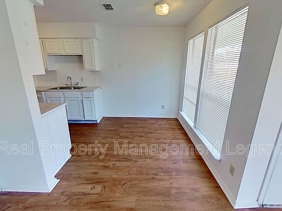 5th image of 151 Allencrest Dr