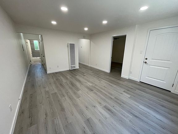 2nd image of 411 N San Mateo Dr APT 2