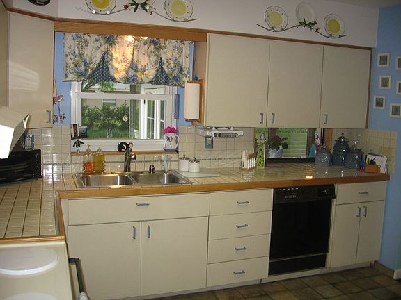 Large eat-in kitchen