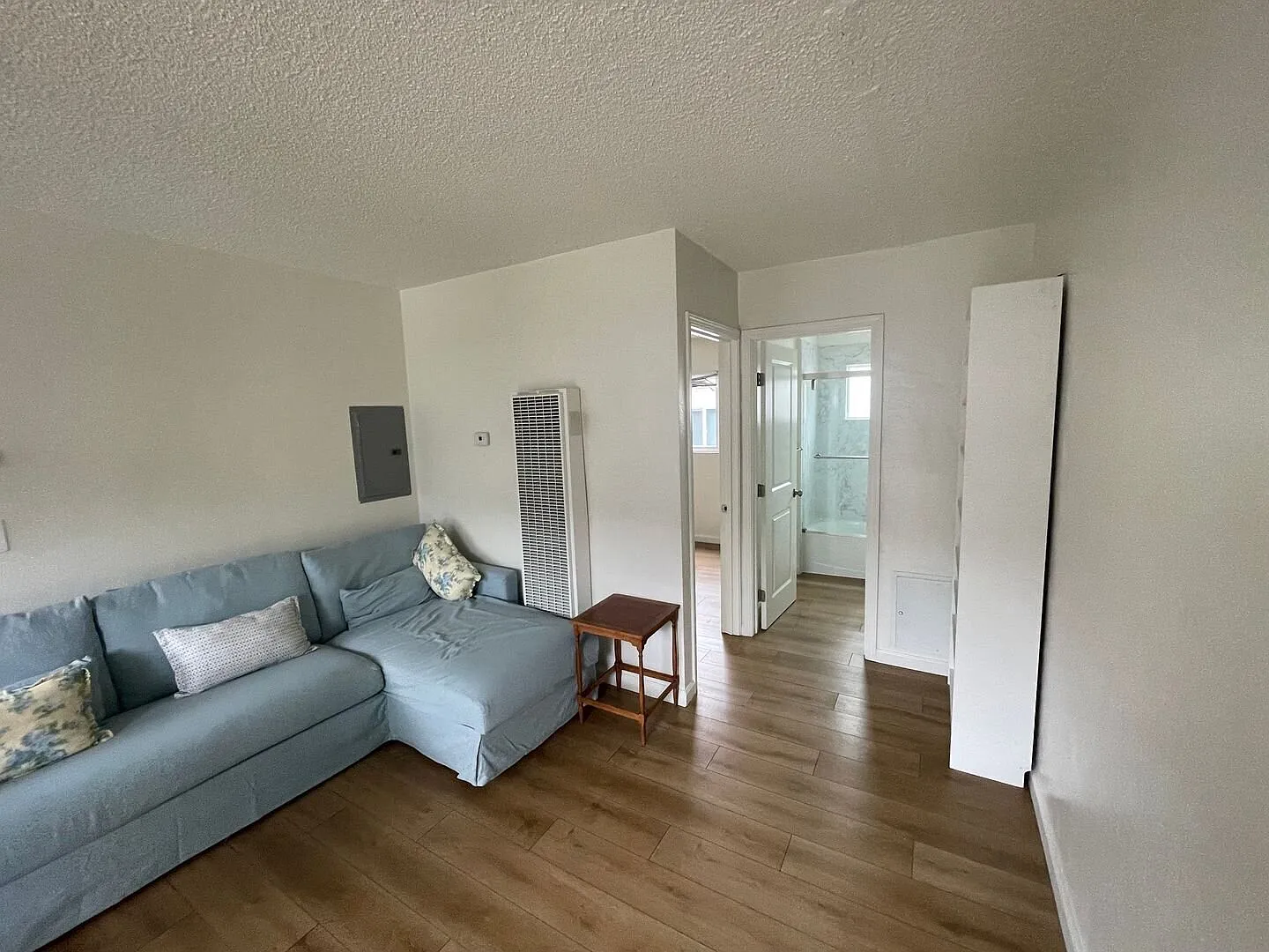 2 Bedroom Available Now - Remodeled - 4 Blocks from the Lake!! — Photo 4