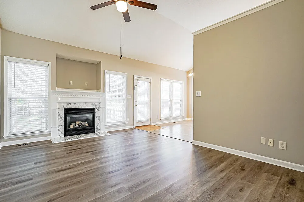 3 bed, 2.0 bath, 1300 sqft, $1,840 — Photo 3
