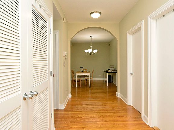 4th image of 1544 W Sherwin Ave #1W