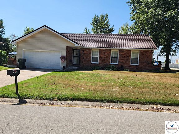 3rd image of 1700 Strawberry Ln