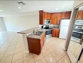 2 bed, 2.5 bath, 1936 sqft, $2,000 — Photo 2