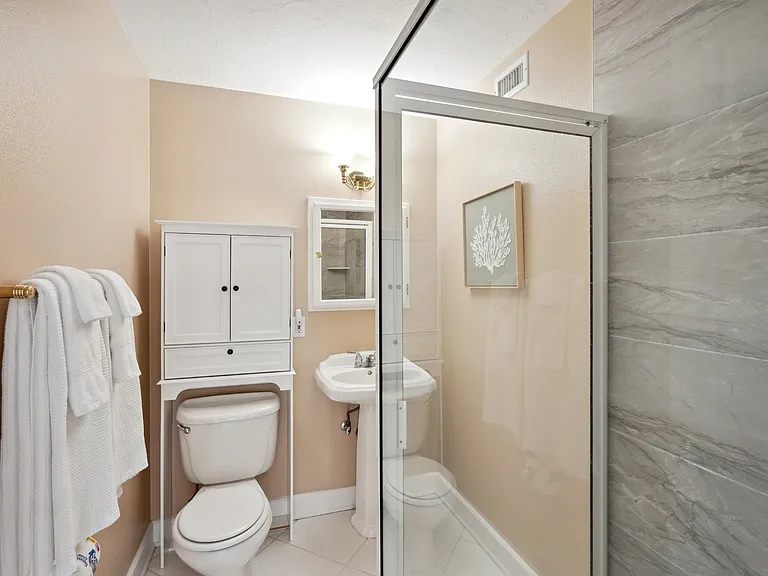 55 N Washington Dr — Photo 43