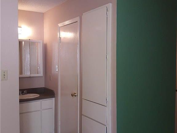 5th image of 400 W 34th St APT 201