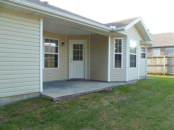 4th image of 902 SW Cheyenne Dr