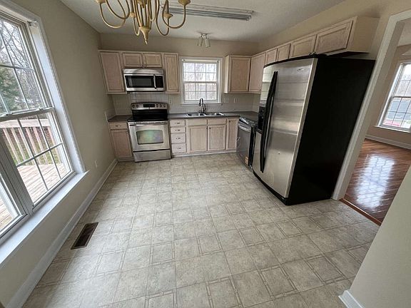 5th image of 145 Fiddlers Run Ct