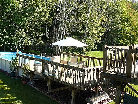 Pool side dining