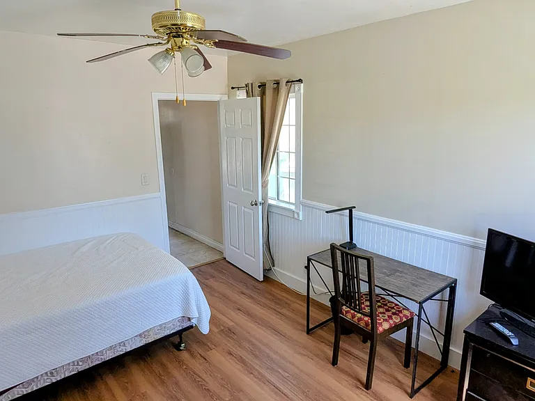 5910 Dwight St — Photo 2