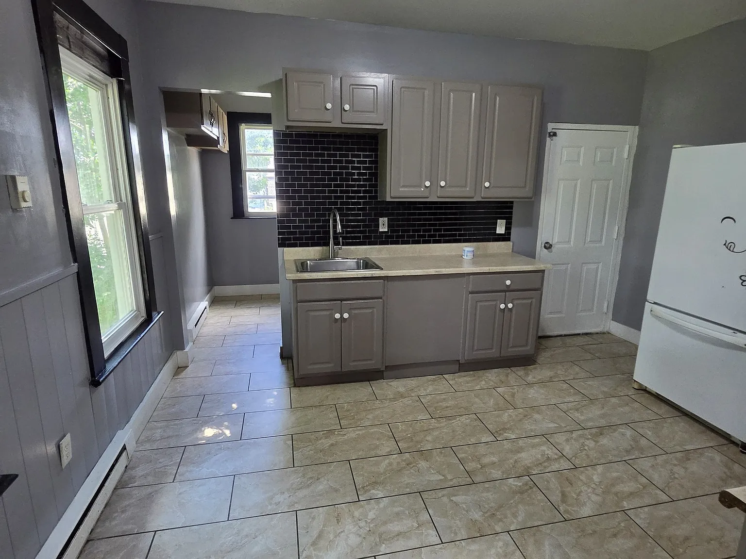4 bed, 1.0 bath, 3962 sqft, $2,100 — Photo 3