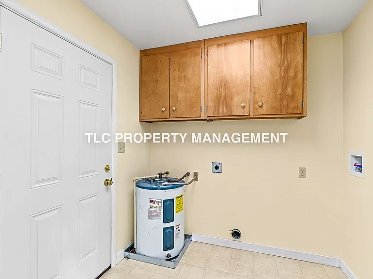 2199 Devos St — Photo 12