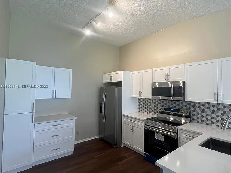 2306 Maplewood Dr — Photo 2
