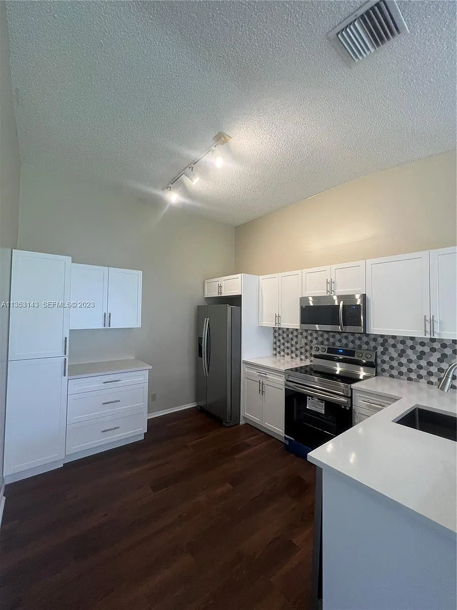 Building Photo - 2306 Maplewood Dr