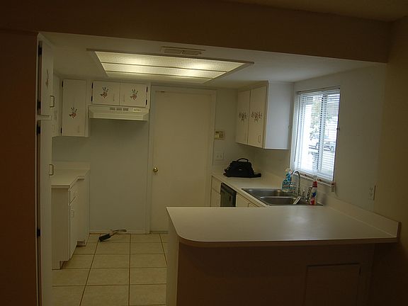 4th image of 1100 Lowry Ave Unit 31