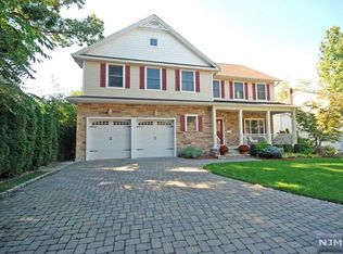 18 Dogwood Ln, Nutley, NJ 07110